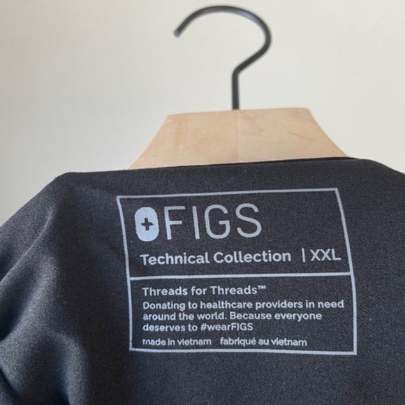 Figs Casma Three-Pocket‎ Scrub Top - Picture 8 of 9